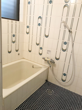 レトロなデザインの浴室