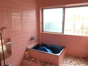 昔ながらのピンク色のお風呂