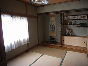 こちらは和室。最近の家にはあまり見かけなくなった床の間があります。							