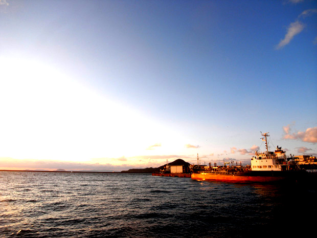 夕日に染まる海と船の写真