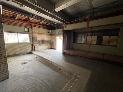 ビルの1階にある、和の趣を残す元寿司店