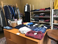 カラフルな外観が目を引く！元病院の洋服屋