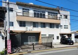 朝日通りにある、3階建ての元病院
