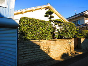 静かな住宅地に位置します。