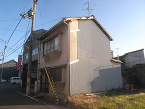 角地で、対岸には神社が。							